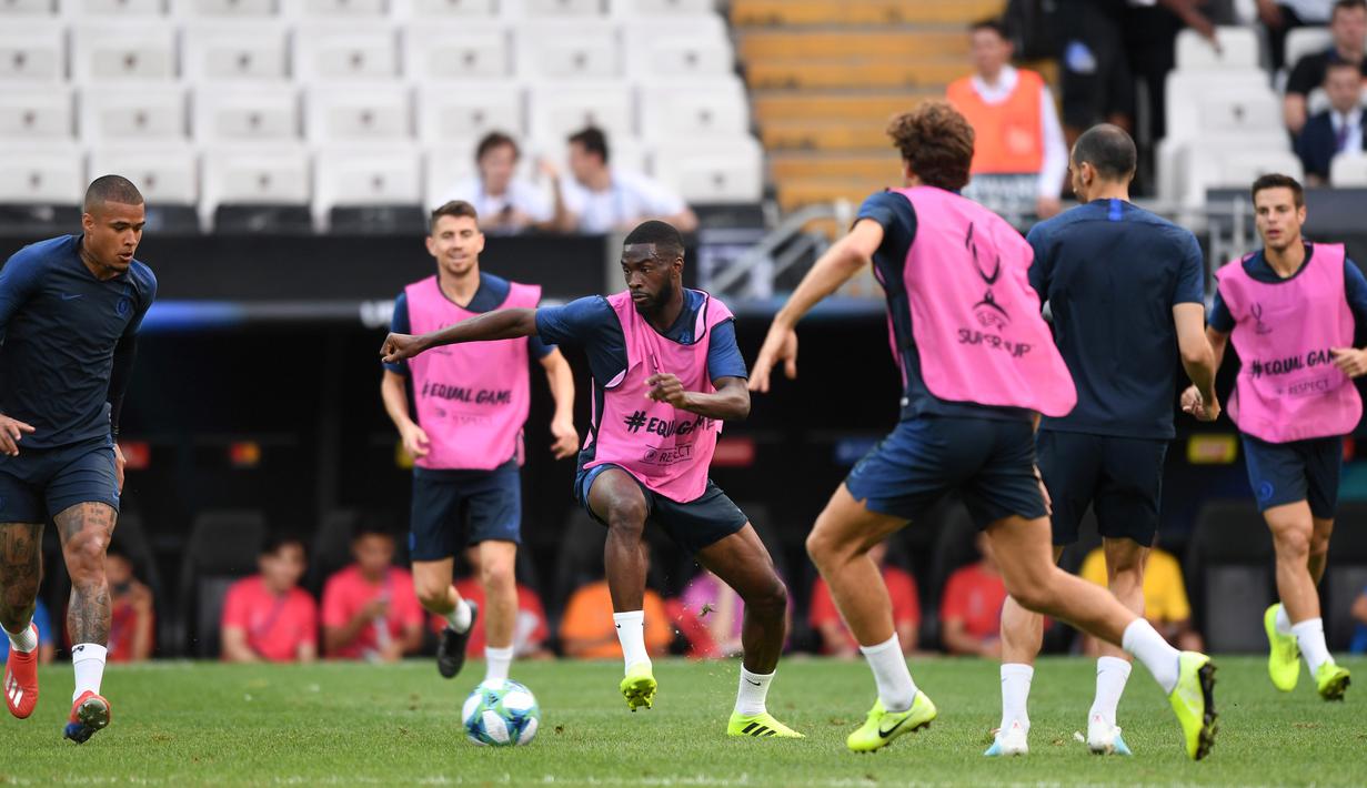 Para pemain Chelsea menghadiri sesi latihan jelang di stadion Besiktas Park di Istanbul, Turki (13/8/2019). Chelsea akan bertanding melawan Liverpool dalam pertandingan Piala Super Eropa 2019 di Istanbul, Turki, Kamis (15/8/2019) dini hari WIB. (AFP Photo/Ozan Koze)