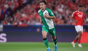 Pemain depan Feyenoord asal Jepang #09, Ayase Ueda, merayakan gol pembuka selama pertandingan Liga Champions UEFA, fase Liga - Matchday 3, antara Benfica Lisbon dan Feyenoord Rotterdam di Stadion Luz di Lisbon, Kamis dini hari WIB (24/10/2024). (FILIPE AMORIM/AFP)