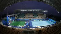 Arena Maria Lenk Aquatics tiba-tiba berwarna hijau (kiri) pada Selasa (9/8/2016). (AFP/Odd Andersen)