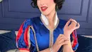 Snow White merupakan salah satu Disney Princess yang paling awal. Tasya Farasya tampil totalitas tidak hanya dari makeup boldnya, tapi ia juga tampak mengenakan kostum Snow White yang ikonis. Foto: Instagram.