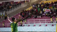 Para suporter Mali melakukan selebrasi setelah Timnas Mali U-17 mencetak gol pertama ke gawang Timnas Argentina U-17 melalui Ibrahim Diarra pada laga perebutan tempat ketiga Piala Dunia U-17 2023 di Stadion Manahan, Solo, Jumat (1/12/2023). (Bola.com/Bagaskara Lazuardi)