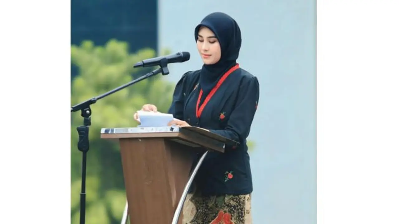 Outfit Ibu Pejabat Syahnaz Sadiqah (Foto: Instagram @syahnazs)