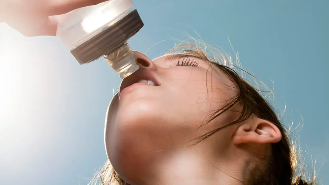 Minum Air Putih dan Batu Ginjal (lopolo/123rf)