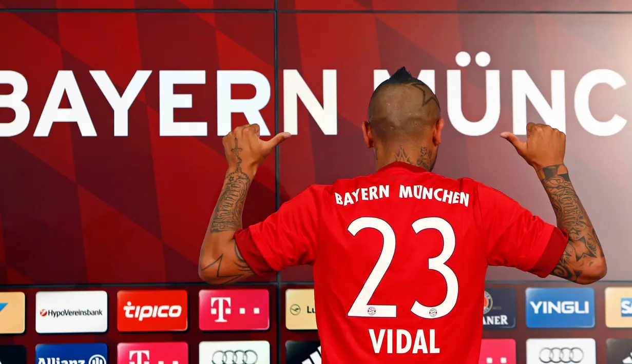 Arturo Vidal memperlihatkan nomor punggung yang akan di pakai di klub barunya usai resmi bergabung di Allianz Arena, Jerman (28/7/2015). Vidal dibeli Bayern dari Juventus dengan harga 40 juta euro atau setara Rp 593 miliar. (REUTERS/Michaela REHL)