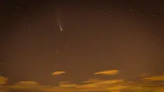 Foto yang diabadikan pada 23 Juli 2020 ini memperlihatkan Komet Neowise di atas monumen Stonehenge di Wiltshire, Inggris. Fenomena ini cukup langka karena membutuhkan waktu 6.800 tahun lagi untuk dapat kembali mendekati orbit Bumi. (Xinhua/Tim Ireland)
