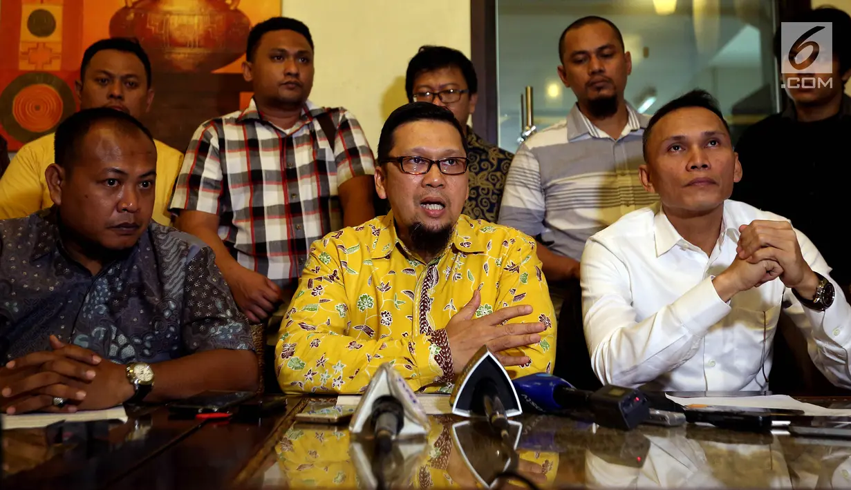 Ketua Generasi Muda Partai Golkar (GMPG) Ahmad Doli Kurnia (tengah) bersama Generasi Muda Partai Golkar memberikan keterangan pers kepada wartawan di Jakarta, Rabu (19/7). GMPG juga mendesak diadakannya Munaslub Partai Golkar. (Liputan6.com/Johan Tallo)
