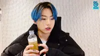 Jungkook BTS kedapatan minum kombucha lemon saat muncul di V LIVE, 27 Februari 2021. (dok. tangkapan layar V LIVE/BTS)