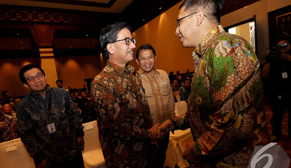 Ferry Mursyidan Baldan dan Lukman Hakim berjabat tangan saat menghadiri acara Konferensi Nasional Pemberantasan Korupsi 2014, Jakarta, Selasa (2/12/2014). (Liputan6.com/Miftahul Hayat)