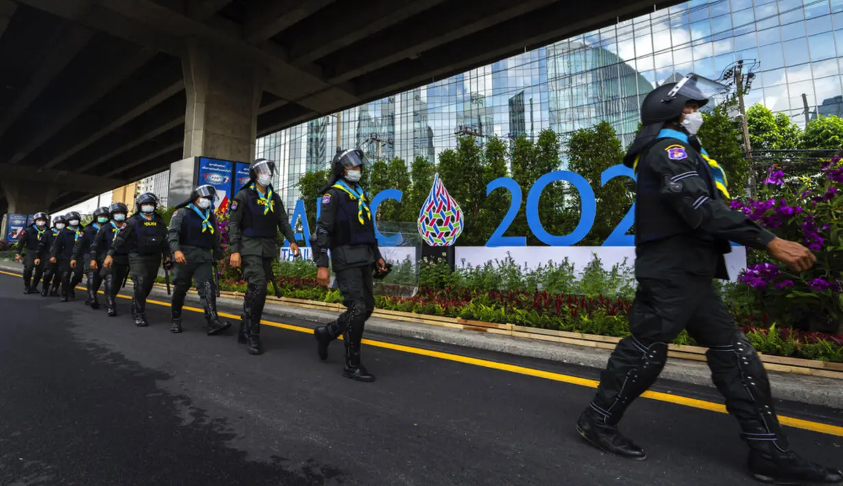 Polisi berpatroli di dekat tempat Kerja Sama Ekonomi Asia-Pasifik (APEC) di Bangkok, Thailand, di Bangkok, Thailand, Rabu (16/11/2022). Para pemimpin dunia akan tiba di Thailand pada Kamis (17/11/2022) menjelang forum Konferensi Tingkat Tinggi Kerja Sama Ekonomi Asia-Pasifik (KTT APEC). (AP Photo/Anupam Nath)
