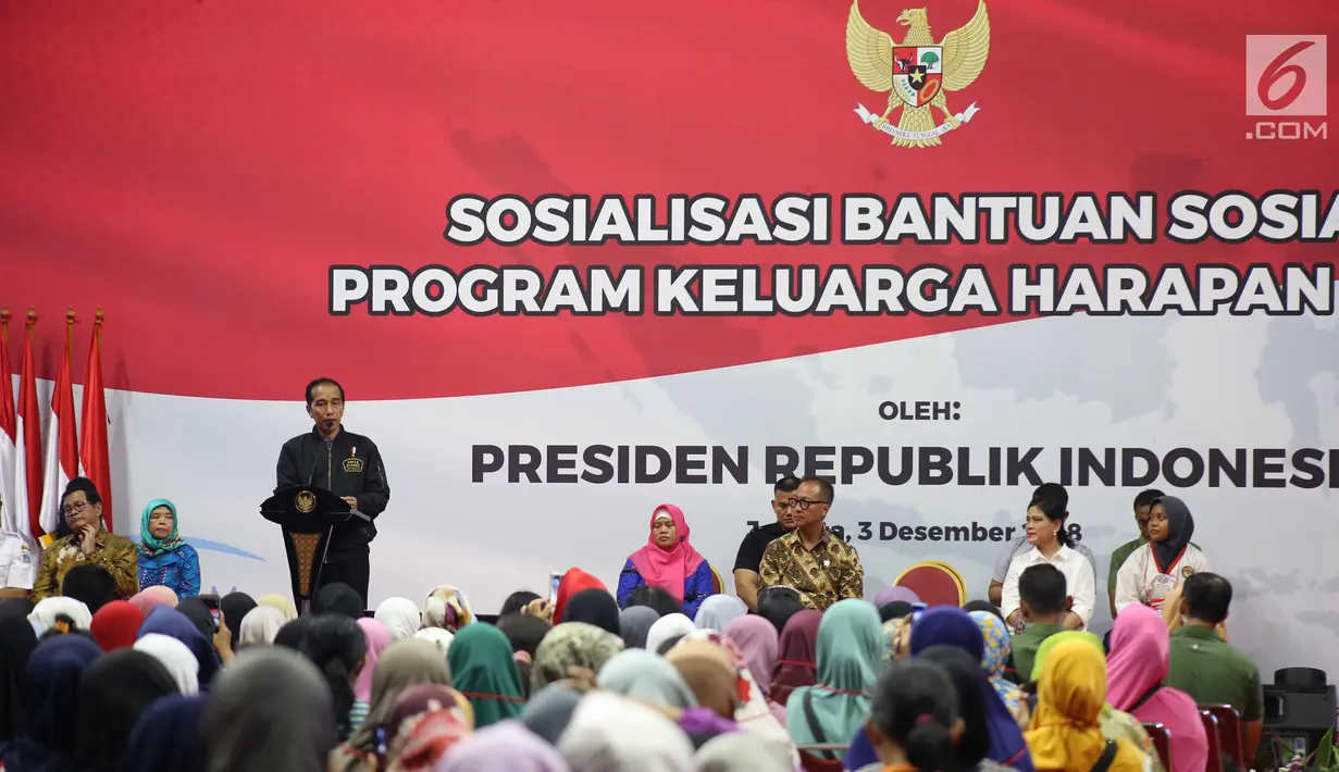 Presiden Joko Widodo memberi sambutan saat menghadiri sosialisasi Bansos Program Keluarga Harapan (PKH) Tahun 2019 di Gelanggang Remaja, Jakarta, Senin (3/12). Jokowi berjanji pencairan PKH akan dipercepat. (Liputan6 com/Angga Yuniar)