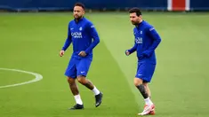 Pemain Paris Saint-Germain Neymar (kiri) dan Lionel Messi saat sesi latihan di tempat latihan klub di Saint-Germain-en-Laye, Prancis, Selasa (13/9/2022). Paris Saint-Germain (PSG) akan melawan Maccabi Haifa pada pertandingan sepak bola putaran pertama Grup H Liga Champions. (FRANCK FIFE/AFP)
