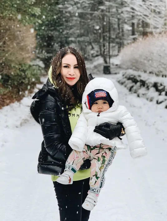Ketika Momo Geisha dan Sheena menikmati salju di Jepang. Sumber (liputan6.com/IG/therealmomogeisha)