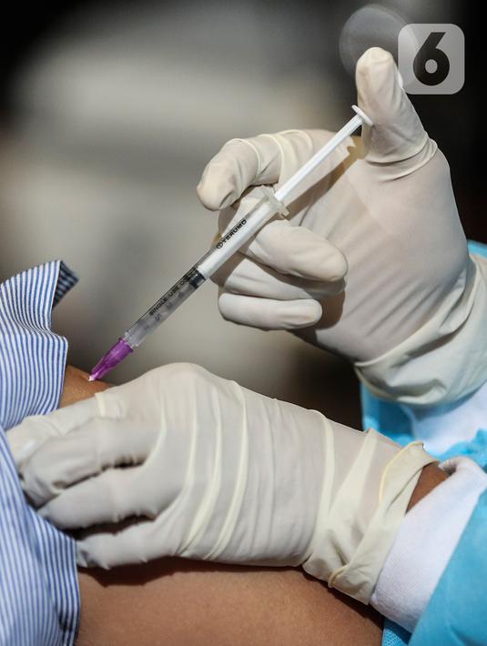 Tenaga medis menyuntikan vaksin COVID-19 kepada Karyawan Emtek Grup di Hall SCTV Tower, Jakarta, Jumat (4/6/2021). Vaksinasi Gotong Royong pendanaannya dibebankan kepada badan hukum atau badan usaha. (Liputan6.com/Johan Tallo)