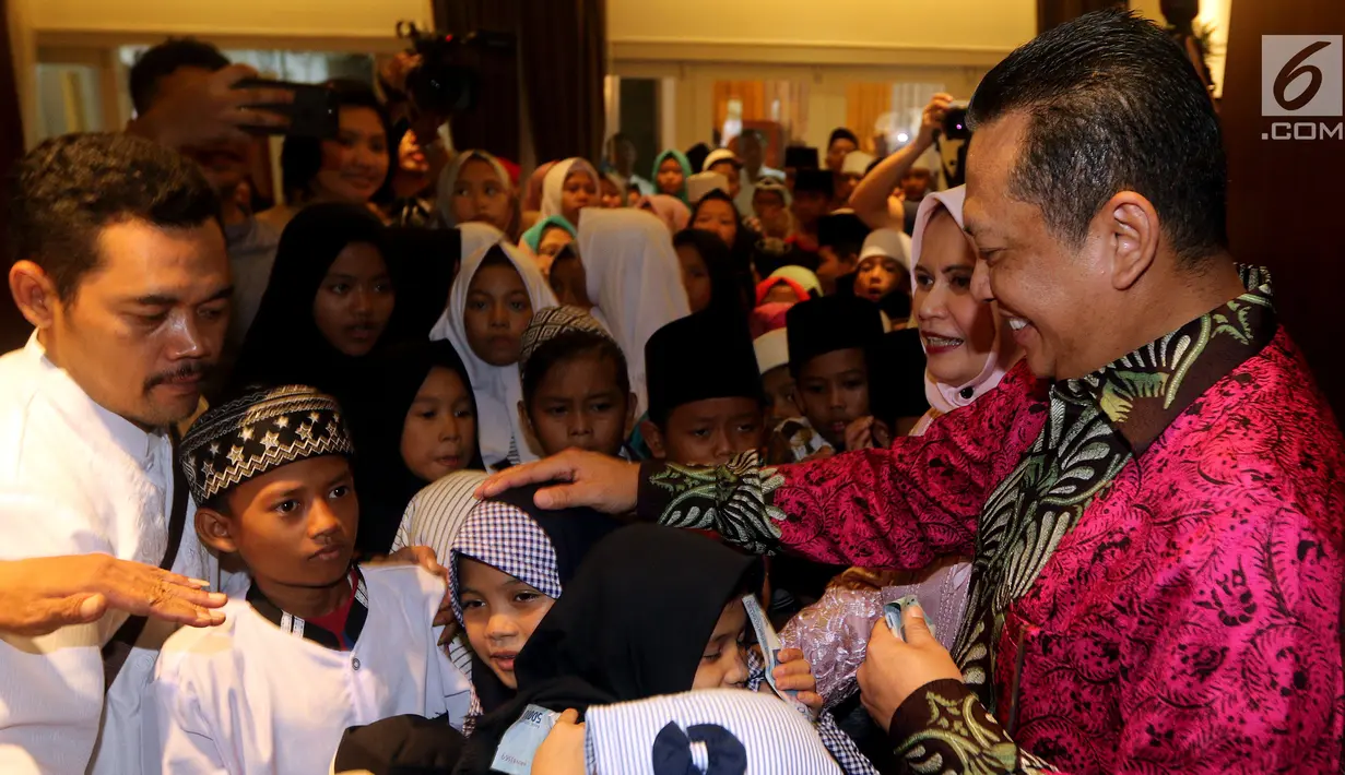 Ketua DPR RI Bambang Soesatyo saat menggelar halalbihalal di kediamannya di Jakarta, Jumat (15/6). Kegiatan rutin dalam rangka merayakan hari raya Idul Fitri 1439 H ini dihadiri oleh pejabat, legislator serta masyarakat umum. (Liputan6.com/Johan Tallo)