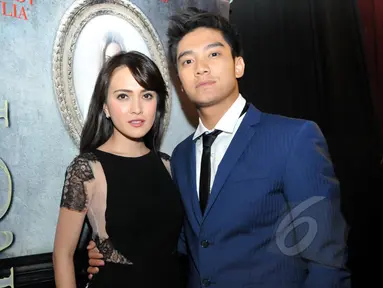 Shandy Aulia dan Boy William saat menghadiri press screnning dan gala premier film TAROT di XXI Plaza Indonesia, Jakarta, Kamis (30/4/2015). Film horor ini bercerita mengenai kartu ramalan yang penuh dengan misteri.(Liputan6.com/Panji Diksana)