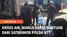 Satu per satu warga hingga mahasiswa di Desa Penfui Timur, Kabupaten Kupang, NTT berbondong-bondong memikul galon untuk mengantre air minum gratis. Air minum yang dibagikan telah disterilkan sehingga siap dikonsumsi.