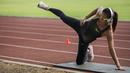 Pelari Indonesia, Emilia Nova, melakukan pemanasan saat pemusatan latihan di Stadion Madya Senayan, Jakarta, Kamis (2/8/2018). Pemusatan latihan ini merupakan persiapan jelang Asian Games XVIII. (Bola.com/Vitalis Yogi Trisna)