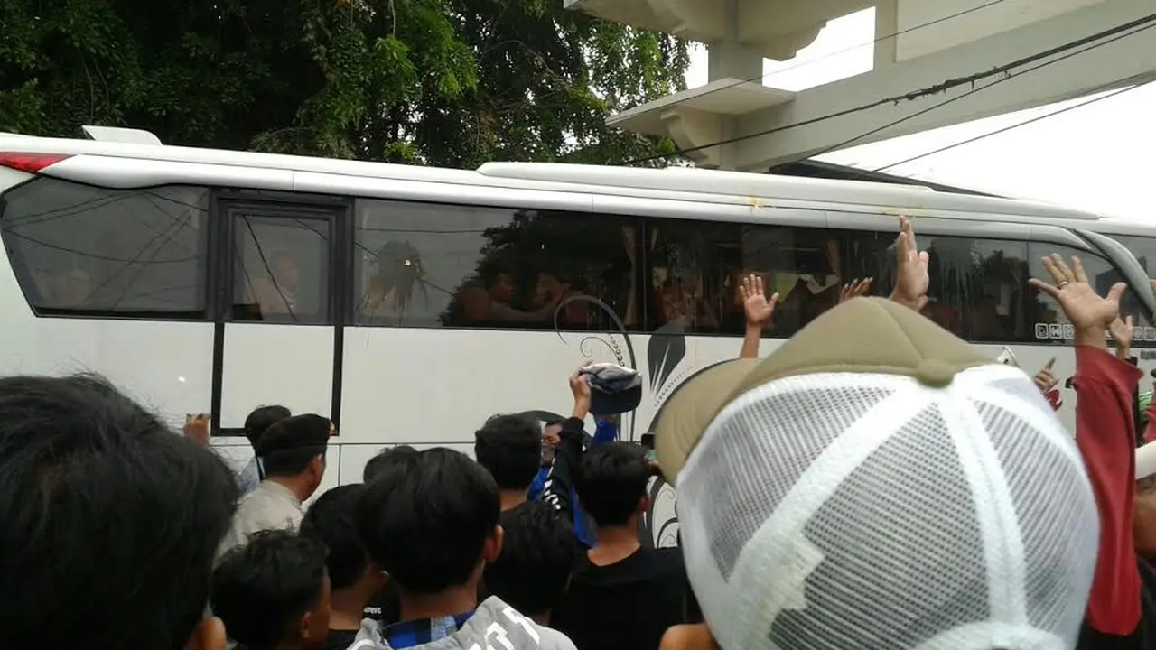Warga melempari bus brimob dengan telur