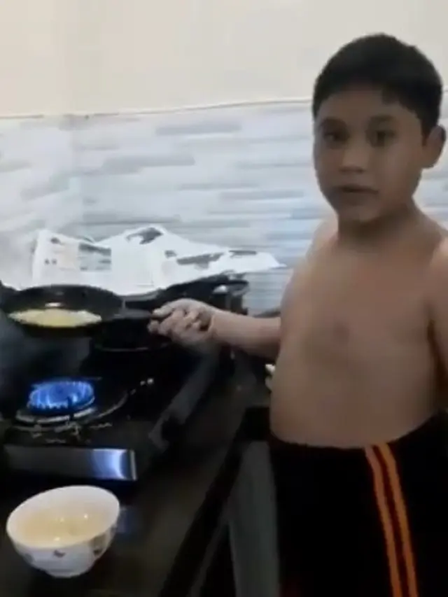 aksi bocah goreng telur viral
