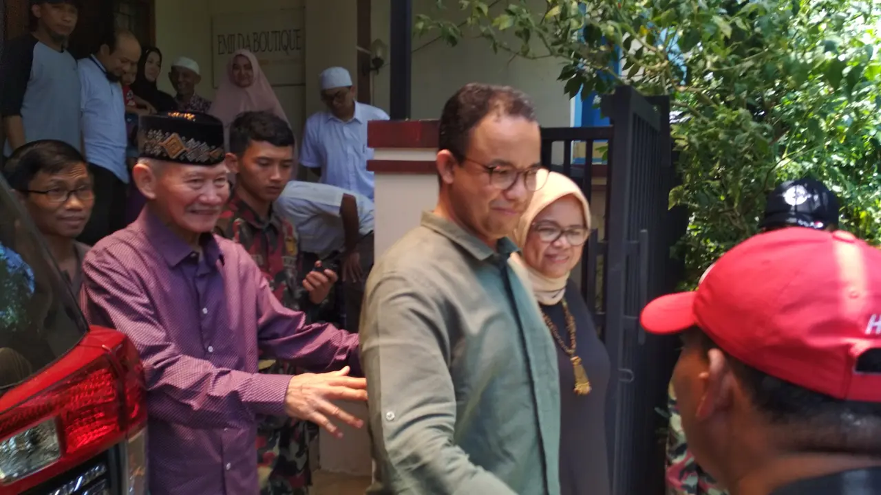 Gubernur DKI Anies Basweda menjenguk penyidik KPK Novel Baswedan. (Liputan6.com/Moch Harun Syah)