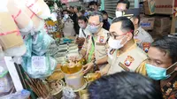 Satgas Pangan memantau ketersediaan minyak goreng di pasar tradisional Wonokromo Surabaya. (Dian Kurniawan/Liputan6.com)