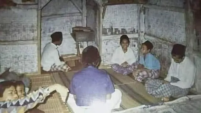 6 Foto Lawas Kumpul Bareng Teman ala Anak 90-an Ini Bikin Nostalgia