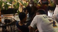 Pria memakai kaos hitam diduga depresi hendak melakukan percobaan bunuh diri di atas jembatan Otista Kota Bogor. (Foto: Istimewa)