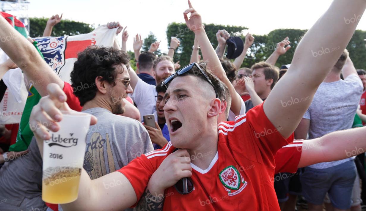 Kemeriahan semakin menjadi saat pemain Irlandia Utara, Gareth McAuley, melakukan gol bunuh diri yang membuat Wales unggul 1-0. (Bola.com/Vitalis Yogi Trisna)