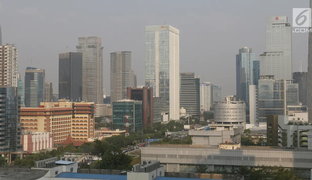 Suasana gedung-gedung bertingkat yang diselimuti asap polusi di Jakarta, Selasa (30/7/2019). Badan Anggaran (Banggar) DPR bersama dengan pemerintah menyetujui target pertumbuhan ekonomi Indonesia berada di kisaran angka 5,2% pada 2019 atau melesat dari target awal 5,3%. (Liputan6.com/Angga Yuniar)