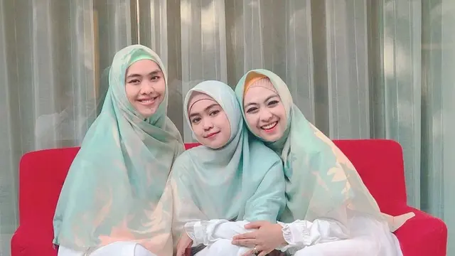Jarang Tersorot, Ini 7 Potret Kompak Ria Ricis dan Kedua Kakaknya