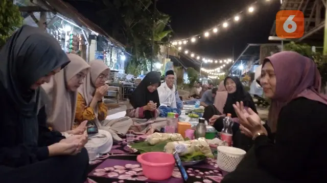 Ribuan Masyarakat Lingkungan Kepuh, Kelurahan Boyolangu, Banyuwangi,mengikuti tradisi kenduri masal, Kepuh Bersyukur (Hermawan Arifianto/Liputan6.com)