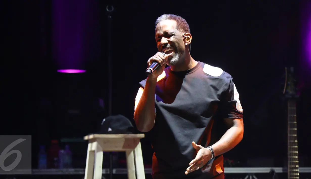 Personel grup vokal Boyz II Men, Shawn Stockman, mengajak penonton ikut bernyanyi dalam konser The 90's Soul Ace di kawasan Kasablanka, Jakarta, Kamis (8/12). Boyz II Men membawakan sekitar 11 lagu dalam konser tersebut. (Liputan6.com/Herman Zakharia)
