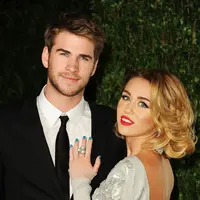 Pasangan fenomenal di Hollywood, Liam Hemsworth dan Miley Cyrus yang kerap beberapa kali mengalami pasang surut dalam hubungannya. Seringkali diisukan putus, namun pada akhirnya Miley Cyrus jatuh ke pelukan Liam. (AFP/Bintang.com)