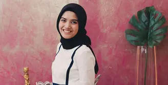 Herfiza Novianiti, istri dari Ricky Harun yang kini memliki profesi baru setelah menyelesaikan pendidikan S2 nya beberapa bulan lalu. Menjadi seorang dosen, wanita yangakrab disapa Fiza ini sangat menikmati perannya.  (Instagram/herfiza)