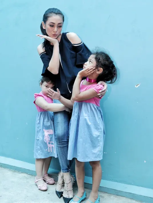 "Nggak sih, aku ga pernah ngajarin mereka di entertain, mereka mau jadi apa terserah mereka. Aku cuma perkenalkan ke mereka ini pekerjaan aku," tutur Celine. (Adrian Putra/Bintang.com)