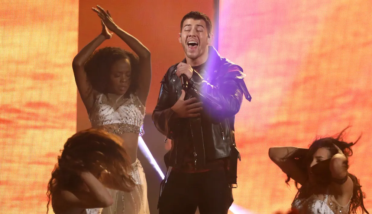 Penampilan Nick Jonas membawakan lagu barunya “Find You” di panggung American Music Awards (AMA) 2017, Los Angeles, Minggu (19/11). Nick terlihat menari bersama dancer-dancer wanitanya yang seksi dengan busana menerawang. (Matt Sayles/Invision/AP)
