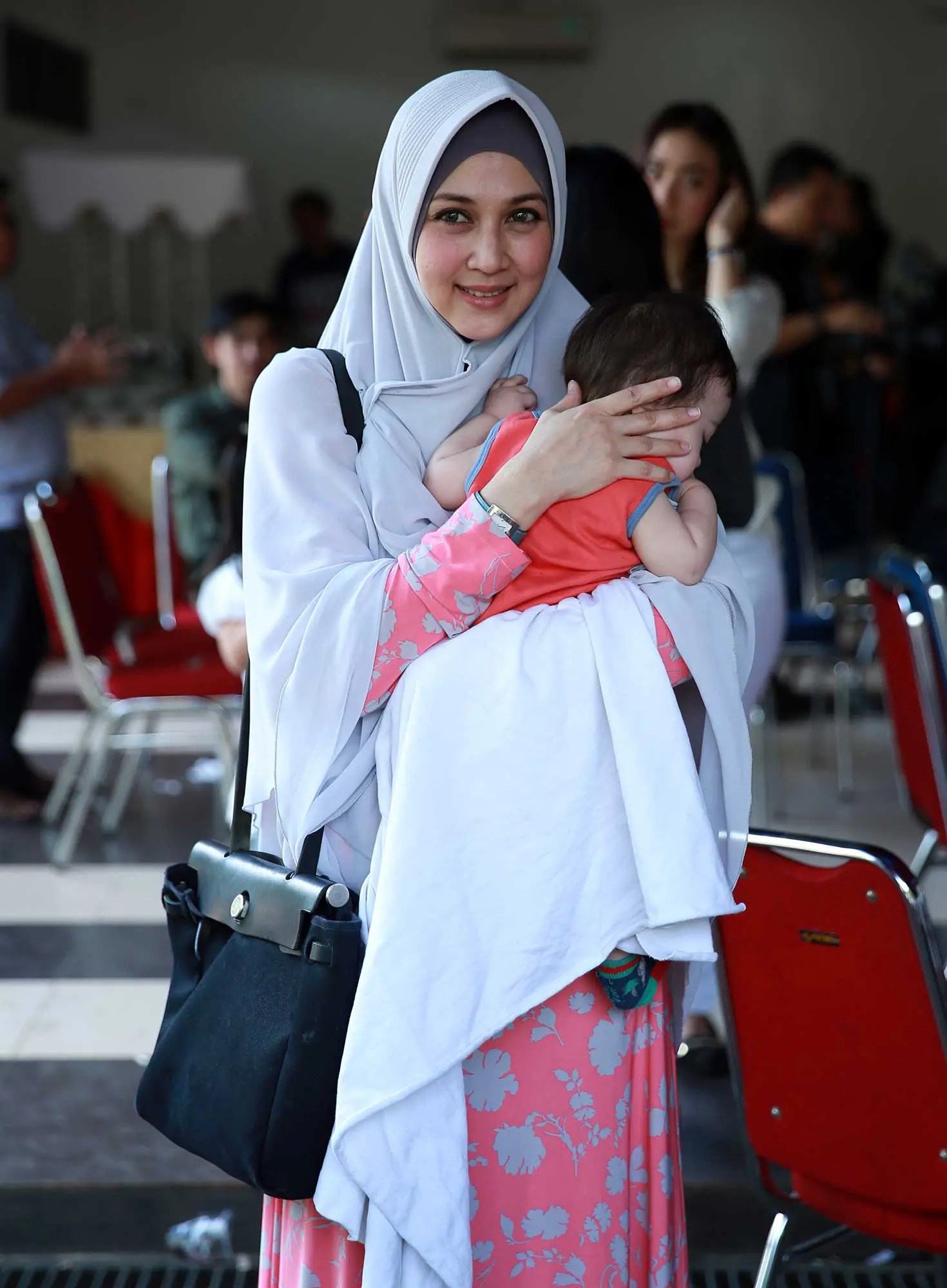 Dina Lorenza bersama anaknya pada acara halal bihalal 'Tukang Bubur Naik Haji' di bilangan Cibubur, Jakarta Timur, Selasa (4/8/2015). (Deki Prayoga/Bintang.com)