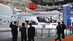 Ada lebih dari 380 peserta dari 22 negara ikut dalam perhelatan ini. Tampak dalam foto, sebuah pesawat Volant VE25-100 terlihat di stan Volant Aerotech selama Aero Asia 2025 di Zhuhai, Provinsi Guangdong, Tiongkok selatan, pada Kamis 27 November 2025. (Hector RETAMAL/AFP)