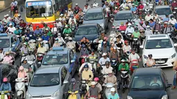 Para pengendara motor mendominasi pada jam sibuk di sebuah jalan di ibu kota Vietnam, 4 Juli 2017. Sejumlah kalangan menyebut buruknya emisi gas buang dari motor menyebabkan polusi udara di Hanoi dan kian parahnya kemacetan. (AFP PHOTO/HOANG DINH Nam)