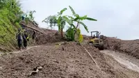 Desa Cileuksa Bogor masih tertutup material longsor. (Liputan6.com/Achmad Sudarno)