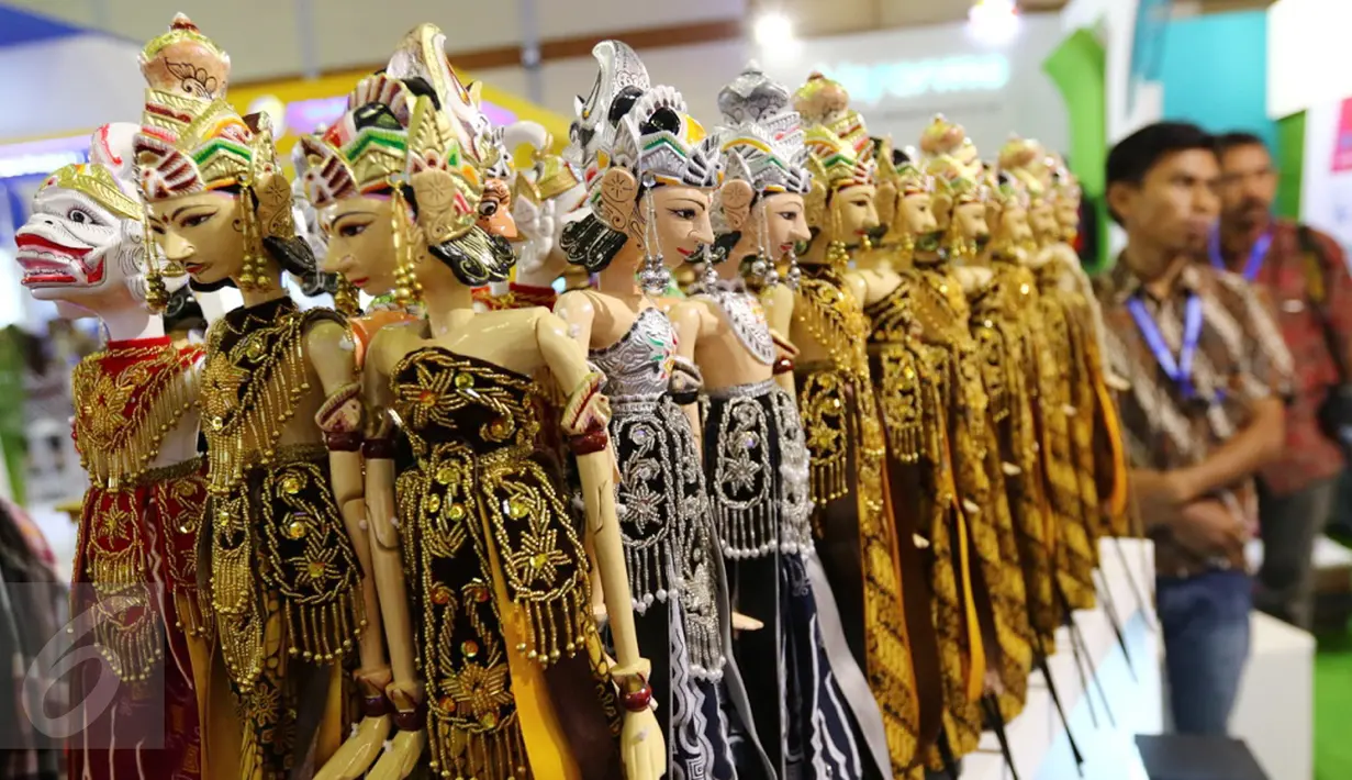 Sejumlah wayang golek dipajang saat Indonesia Bussiness and Development Expo 2016 di, Jakarta, Kamis (8/9). Kegiatan ini juga menjadi tempat untuk mempublikasikan berbagai prestasi dan inovasi BUMN. (Liputan6.com/Fery Pradolo)