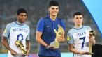 Pemain muda andalan Manchester City, Phil Foden menjadi bintang timnas Inggris ketika menjuarai Piala Dunia U-17 2017 di India. Foden terpilih sebagai pemain terbaik di turnamen tersebut. Setelah turnamen ini, kiprah Foden langsung melejit. Ia tak butuh waktu lama untuk menembus tim inti Manchester City lalu masuk skuad senior timnas Inggris. (AFP/Dibyangshu Sarkar)