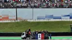 Para pebalap F1 mengikuti parade dengan truk yang dipasangi bendera Prancis sebagai tanda duka terhadap para korban serangan teroris sebelum dimulainya start F1 GP Brasil di Sirkuit Interlagos, Sao Paulo, Brasil, (15/11/2015). (AFP Photo/Nelson Almeida)