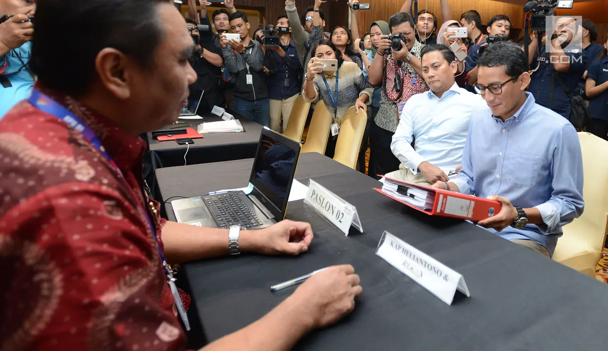 Cawapres nomor urut 02 Sandiaga Uno (kanan) menyerahkan Laporan Penerimaan dan Pengeluaran Dana Kampanye (LPPDK) Pilpres 2019 kepada petugas KPU di Jakarta, Kamis (2/5/2019). Pelaporan secara manual dipilih lantaran BPN kesulitan dalam memasukkan LPPDK di sistem TI KPU. (merdeka.com/Imam Buhori)