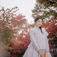 Mengintip penampilan Anissa Aziza dalam balutan hanbok saat berkunjung ke Korea Selatan. [@anissaaziza].