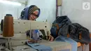 Perajin Risma Eljundi menyelesaikan pembuatan tas dari bahan celana jeans bekas di Legok, Tangerang, Banten, Senin (11/11/2019). Tas berbahan jeans dijual dengan harga Rp 150 ribu hingga Rp 250 ribu. (merdeka.com/Arie Basuki)
