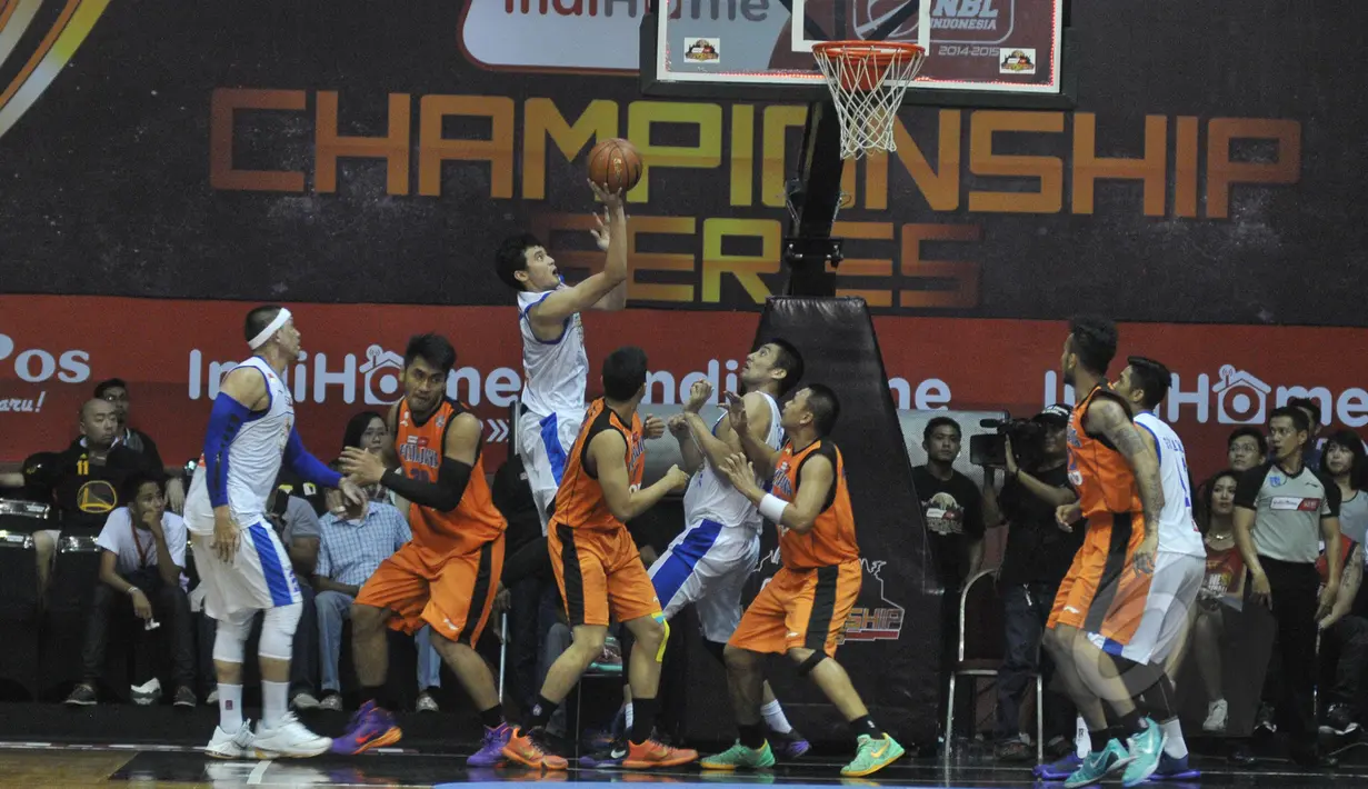 Pemain Satria Muda Britama, Michel Vamiga berusaha memasukkan bola ke ring ketika melawan Pelita Jaya Energi-MP pada laga NBL Championship, Jakarta, Minggu (10/5). Satria Muda Britama unggul 62-54 atas Pelita Jaya Energi-MP (Liputan6.com/Herman Zakharia)