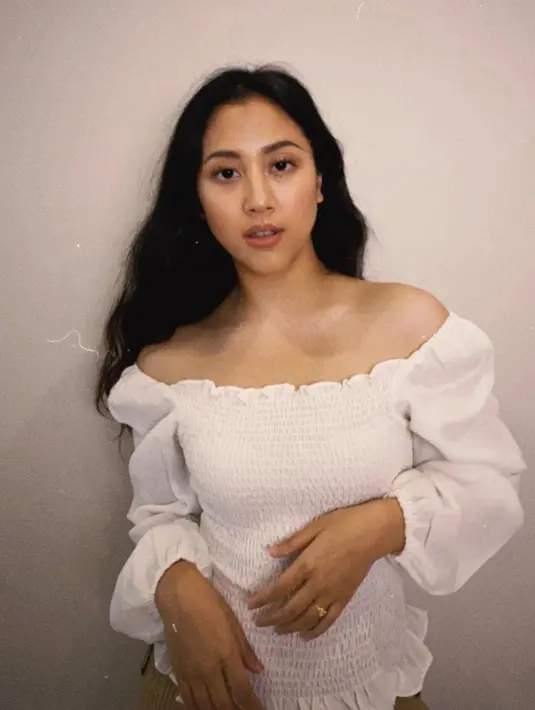 Cantiknya Sherina Munaf mengenakan off the shoulder top berwarna putih lengan panjang dengan detail kerut yang manis. [Foto: Instagram/sherinamunaf]