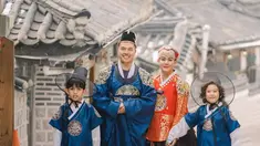 Sejak 30 Desember 2022 kemarin, Sissy Prescillia mengunggah potret serunya jalani liburan di Korea Selatan. Dalam liburan akhir tahun ini bersama keluarga kecilnya, ia pun abadikan pemotretan keluarga dengan mengenakan busana khas Korea Selatan, yaitu hanbok. Tampil kompak, momen pemotretan keluarga ini pun menuai banyak pujian. (Liputan6.com/IG/@sysiio)