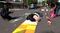 Aksi Teatrikal Seniman Garut untuk Polisi Korban Kerusuhan Mako Bimob